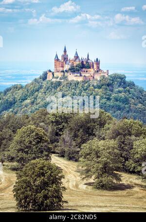 Château Hohenzollern au sommet d'une montagne boisée, Bade-Wurtemberg, Allemagne. Le célèbre Burg Hohenzollern est un site de la Swabia. Vue panoramique sur le conte de fées G. Banque D'Images