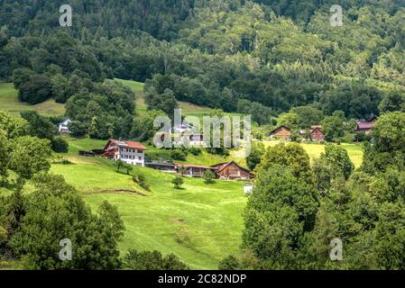 Paysage de montagnes alpines, petit village en Suisse. Paysage des Alpes et maisons en campagne en été, paysage rustique de forêt verte sur Banque D'Images