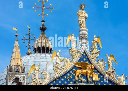 Basilique Saint-Marc ou ferme de San Marco, magnifique toit sur fond de ciel, Venise, Italie. La cathédrale médiévale est le point de repère de Venise. Ancienne façade Banque D'Images