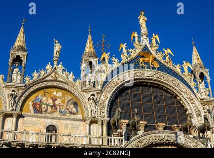 Basilique Saint-Marc ou San Marco, Venise, Italie. C'est un point de repère de Venise. Magnifique extérieur orné de la basilique médiévale, détail de luxe Banque D'Images