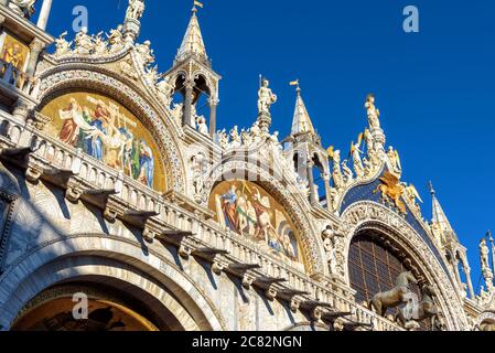 Basilique Saint Marc ou San Marco, Venise, Italie. C'est un point de repère de Venise. Belle mosaïque chrétienne de luxe extérieur cathédrale, deta Banque D'Images