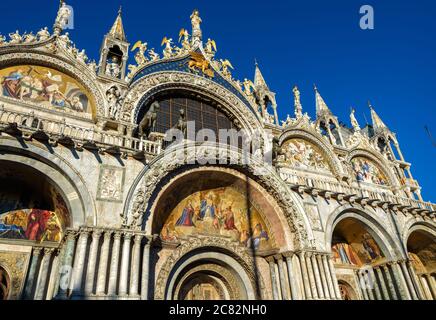 Basilique Saint-Marc ou Saint-Marc, Venise, Italie. C'est un point de repère de Venise. Beaux portails ornés de la basilique médiévale, façade en mosaïque de luxe de f Banque D'Images