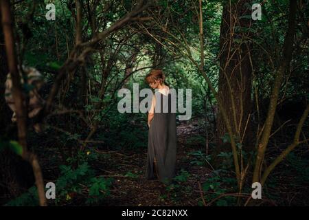 femme debout dans la forêt Banque D'Images