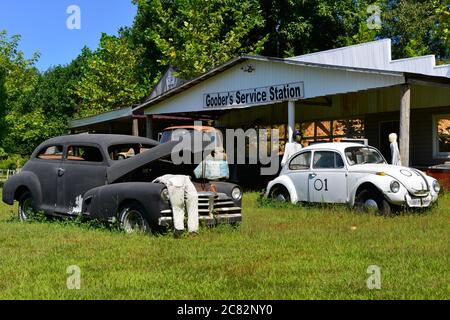 Fake Goober's Service Station à Fake Town, avec un mécanicien bourré, y compris Chevrolet des années 1940 et l'ancien VW Bug dans le comté rural de Macon, dans le centre du Tennessee, aux États-Unis Banque D'Images