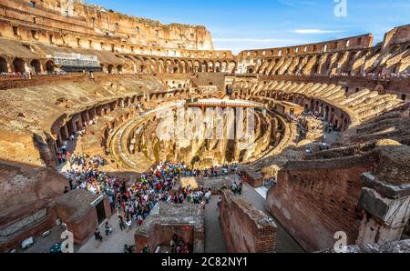 Rome - 10 mai 2014 : à l'intérieur du Colisée ou du Colisée en été, en Italie. Colosseum est l'attraction touristique de la vieille ville de Rome, monument de la célèbre EMPI romaine Banque D'Images