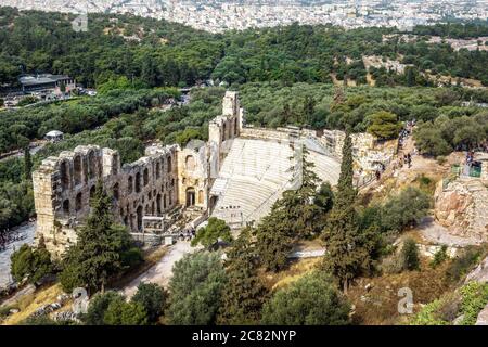 Vue d'Athènes d'en haut, ruines d'Odéon de Herodes Atticus à l'Acropole, Grèce. Le théâtre antique est un monument célèbre d'Athènes, monument de classique Banque D'Images