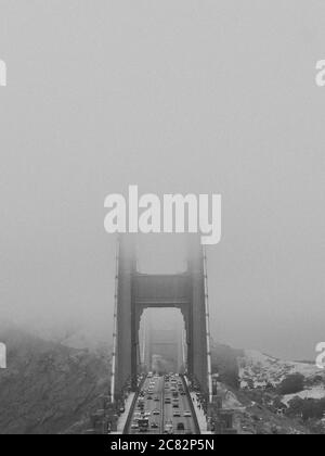 Grainy Black and White Foggy Golden Gate Bridge de SF Banque D'Images