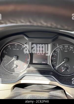 Paris, France - 13 mars 2020 : intérieur de voiture sale et poussiéreux avec un nombre magique de 12:12 heures et 29999 km sur l'odomètre le 13 mars 2020 Banque D'Images