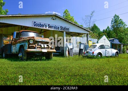 Manniquins à la station-service de Fake Goober à Fake Town, y compris le vieux Chevy Wrecker et le vieux VW Bug dans le comté rural de Macon, dans le centre du Tennessee, aux États-Unis Banque D'Images