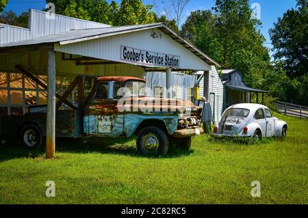 Fake Goober's Service Station à Fake Town, y compris le vieux Chevy Wrecker et le vieux VW Bug dans le comté rural de Macon, dans le centre TN, États-Unis Banque D'Images