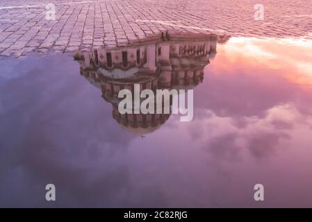 Reflet dans l'eau sur la cathédrale Alexandre Nevski à Sofia, Bulgarie Banque D'Images