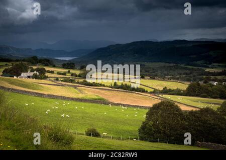 Nuages sombres et temps violent au-dessus de Coniston Water et les Furness Fells de Park Gate près de Grizebeck. Banque D'Images