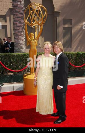 Jason Earles et Date au 59ème Prix annuel d'Emmy des arts créatifs Primetime - arrivées au Shrine Auditorium de Los Angeles, CA. L'événement a eu lieu le samedi 8 septembre 2007. Photo de: SBM / PictureLux - référence du fichier 34006-8084SBMPLX Banque D'Images