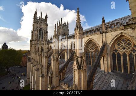 En regardant vers les tours ouest de York Minster depuis le toit du transept sud. Une scène de rue animée a lieu ci-dessous. Yorkshire, Angleterre Banque D'Images