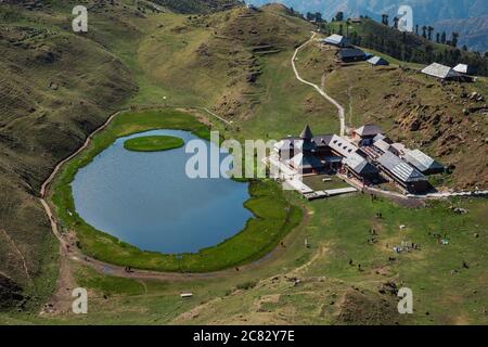 Lac Prasar dans la chaîne de montagnes Dhauladhar dans l'Himalaya, Himachal Pradesh, Inde Banque D'Images