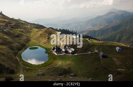 Le lac Prashar est l'un des lacs religieux et historique de haute montagne dans l'Himalaya, dans l'Himachal Pradesh, en Inde Banque D'Images