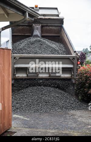 Décharger un camion décharger des roches concassées à l'entrée de la maison pour la livraison de gravier Banque D'Images