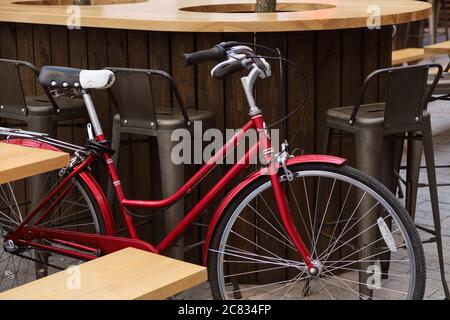 Photo rapprochée d'un vélo rouge dans la cour du café Banque D'Images