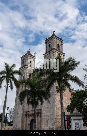 L'église de San Servasio, ou Saint Servatius, a été reconstruite à partir de 1706 pour remplacer une ancienne église construite en 1545 par des frères franciscains à Valla Banque D'Images