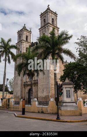 L'église de San Servasio, ou Saint Servatius, a été reconstruite à partir de 1706 pour remplacer une ancienne église construite en 1545 par des frères franciscains à Valla Banque D'Images