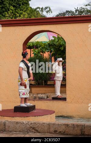 Statues d'un homme et d'une femme en robe traditionnelle typique à Santa Elena, Yucatan, Mexique. Banque D'Images