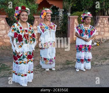 Les femmes en huipils de fête traditionnelle brodés et chapeaux fleuris se préparent pour la danse de la tête de porc et de la Turquie, ou Baile de la cabeza del Banque D'Images