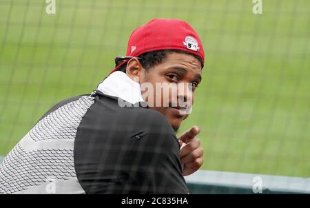 St. Louis, États-Unis. 20 juillet 2020. Le pichet des Cardinals de St. Louis Alex Reyes observe la pratique de la batte depuis le dugout au stade Busch de St. Louis le lundi 20 juillet 2020. Photo de Bill Greenblatt/UPI crédit: UPI/Alay Live News Banque D'Images