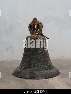 Une ancienne cloche coulée de l'église coloniale de San Mateo, achevée en 1779 sous la direction des frères franciscains à Santa Elena, Yucatan, Mexique Banque D'Images