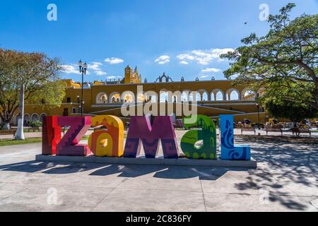 Le signe coloré de la ville d'Izamal, Yucatan, Mexique, connu sous le nom de ville jaune. La ville historique d'Izamal est classée au patrimoine mondial de l'UNESCO. Derrière moi Banque D'Images