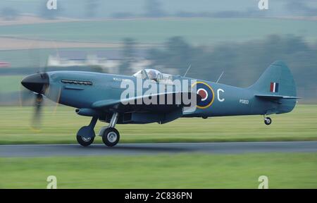 G-RRGN, un Supermarine Spitfire PR.19 appartenant à Rolls Royce, et peint ses anciennes couleurs de service RAF comme PS853, arrivant pour le spectacle Leuchars 2013. Banque D'Images