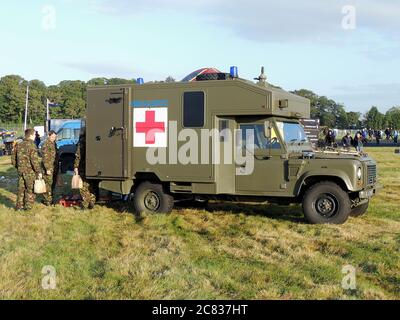 Une ambulance Land Rover 130 Pulse, exploitée par l'armée britannique, exposée au salon aérien de la RAF Leuchars en 2012. Banque D'Images