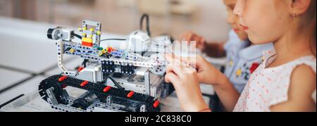 Deux écolières étudient en robotique, assemblent un constructeur de robot Banque D'Images