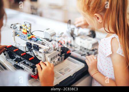 Deux écolières étudient en robotique, assemblent un constructeur de robot Banque D'Images