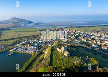 Vue aérienne de l'ancienne église de Saint-Nicolas en montée et au chantier de bateaux près de Weston Super Mare, Royaume-Uni Banque D'Images