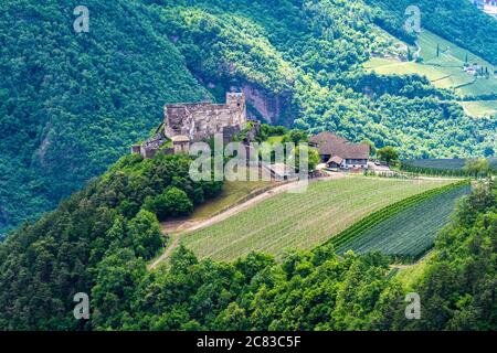 Belle photo du château de Runkelstein sur une colline à Bolzano Bozen, Tyrol du Sud, Italie Banque D'Images