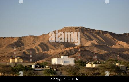 Paysage de la zone industrielle dans les montagnes d'oman. Oman village vie concept fond : Muscat, Oman Banque D'Images