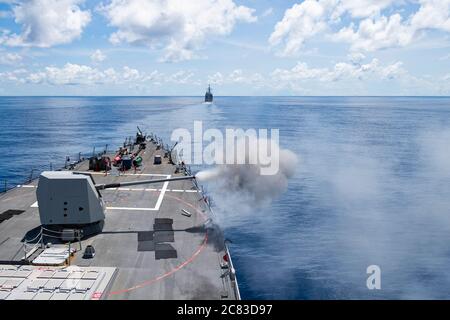 200720-N-NC885-2011 OCÉAN INDIEN (le 20 juillet 2020) le destroyer de missiles guidés de classe Arleigh Burke USS Sterett (DDG 104) tire son fusil de 5 pouces tandis que le croiseur de missiles guidés de classe Ticonderoga USS Princeton (CG 59) vole dans l'Océan Indien lors d'un déploiement coopératif avec la Marine indienne le 20 juillet. (ÉTATS-UNIS Photo de la marine par le Matelot de 1re classe Drace Wilson, spécialiste des communications de masse, publiée) Banque D'Images