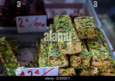 Sélection de friandises turk Delight ou rahat lokum et nougat exposées sur un marché agricole en plein air dans la vieille ville de Kotor, au Monténégro Banque D'Images