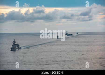 200719-N-RF825-1014 MER DES PHILIPPINES (19 juillet 2020) de gauche, Force d’autodéfense maritime du Japon (JMSDF) destructeur de classe Akizuki JS Teruzuki (DD 116), croiseur à missiles guidés USS Antietam (CG 54), seul porte-avions déployé en avant de la Marine USS Ronald Reagan (CVN 76) et pilote de missiles à vapeur pendant la formation de Mustyer (DG 89). Le groupe de grève des transporteurs Reagan mène des opérations avec la JMSDF pour soutenir la stabilité et la sécurité régionales. Cette année marque le 60e anniversaire du traité de coopération et de sécurité mutuelles entre les États-Unis Banque D'Images