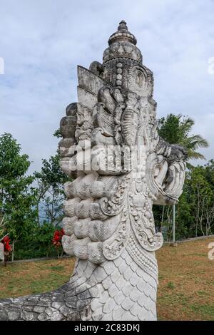 Sculptures en pierre de dragons asiatiques au temple de Pura Lempuyang, à Bali, en Indonésie. Gros plan Banque D'Images