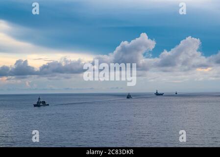 200719-N-RF825-1005 MER DES PHILIPPINES (19 juillet 2020) de gauche, Force d’autodéfense maritime du Japon (JMSDF) destructeur de classe Akizuki JS Teruzuki (DD 116), croiseur à missiles guidés USS Antietam (CG 54), seul porte-avions déployé en avant de la Marine USS Ronald Reagan (CVN 76) et pilote de missiles à vapeur pendant la formation de Mustyer (DG 89). Le groupe de grève des transporteurs Reagan mène des opérations avec la JMSDF pour soutenir la stabilité et la sécurité régionales. Cette année marque le 60e anniversaire du traité de coopération et de sécurité mutuelles entre les États-Unis Banque D'Images