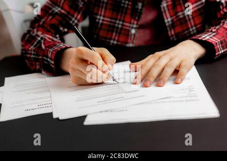 la main d'une personne tenant un stylo et signe le contrat de document dans le bureau, concept de succès d'accord Banque D'Images