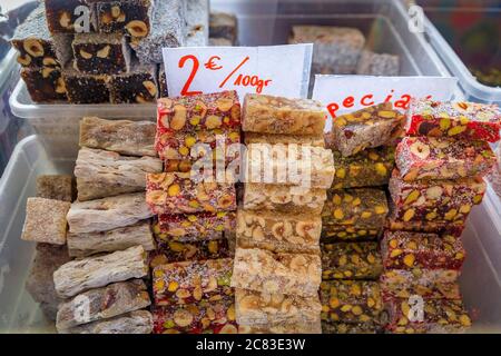 Sélection de friandises turk Delight ou rahat lokum exposées sur un marché fermier en plein air dans la vieille ville de Kotor, Monténégro Banque D'Images