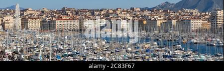 Le vieux port de Marseille (panoramique). Vieux port maritime méditerranéen dans la région Provence-Alpes-Côte d'Azur, Bouches-du-Rhône (13), France Banque D'Images