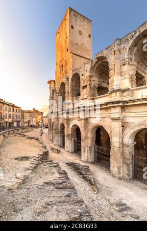 Vue panoramique sur l'arène romaine en france Ville d'Arles au coucher du soleil Banque D'Images