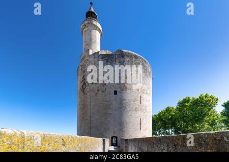 Vue symétrique grand angle de la tour médiévale de Costature dans la ville fortifiée d'Aigues mortes, sous un ciel bleu d'été solide Banque D'Images