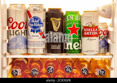 Calgary, Alberta, Canada. 20 juillet 2020. Divers Tallboys peuvent préparer des bières nationales et importées du monde entier sur un mini-réfrigérateur Banque D'Images