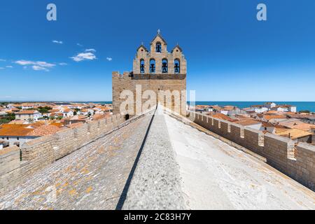 Vue symétrique grand angle sur le toit de l'église française des Saintes Maries de la Mer Banque D'Images