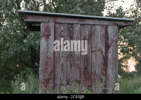 toilettes en bois dans un village russe en été Banque D'Images