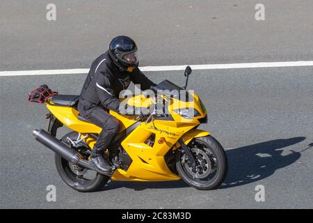 Pilote de moto jaune Daytona 650 ; transport à deux roues, motos, véhicule, routes, motos, motocyclistes motorisés à Chorley, Royaume-Uni Banque D'Images